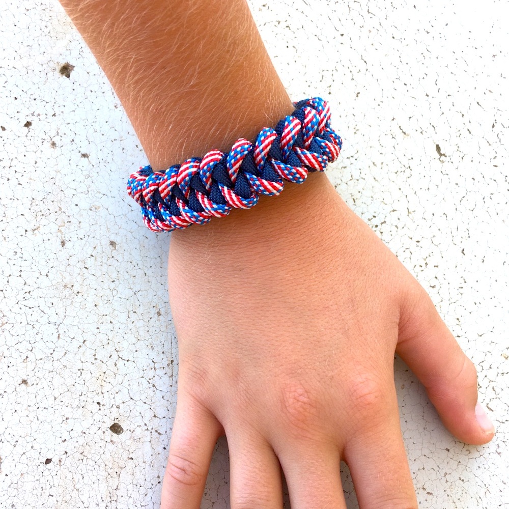 Paracord 8 inch Shark Jaw wrist band
